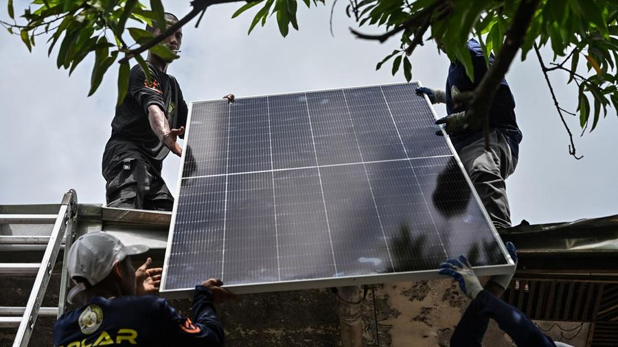 Masyarakat di Filipina berbondong-bondong memasang panel surya di atap rumah untuk menghindari beban kenaikan harga listrik yang tinggi. (REUTERS/Noel Celis)