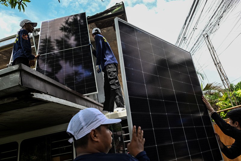 Masyarakat di Filipina berbondong-bondong memasang panel surya di atap rumah untuk menghindari beban kenaikan harga listrik yang tinggi. (REUTERS/Noel Celis)