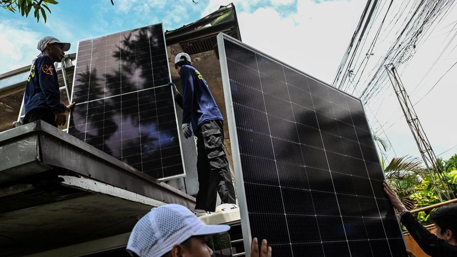 Masyarakat di Filipina berbondong-bondong memasang panel surya di atap rumah untuk menghindari beban kenaikan harga listrik yang tinggi. (REUTERS/Noel Celis)