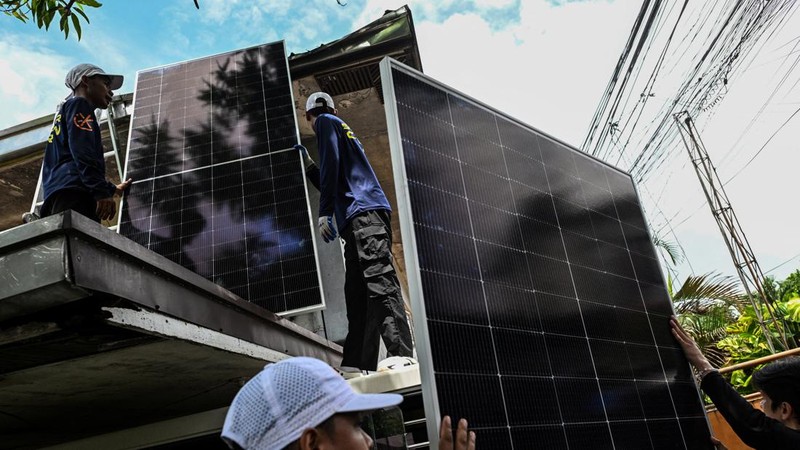 Masyarakat di Filipina berbondong-bondong memasang panel surya di atap rumah untuk menghindari beban kenaikan harga listrik yang tinggi. (REUTERS/Noel Celis)