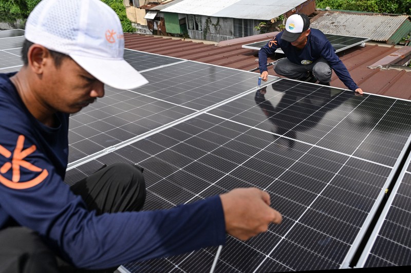 Masyarakat di Filipina berbondong-bondong memasang panel surya di atap rumah untuk menghindari beban kenaikan harga listrik yang tinggi. (REUTERS/Noel Celis)