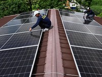 Tarif Listrik Kian Mencekik, Panel Surya Laris Manis di Tetangga RI