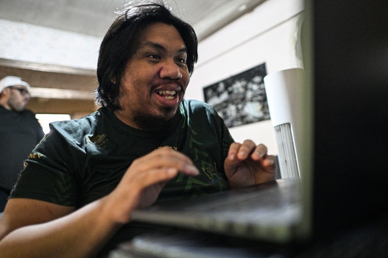 Masyarakat di Filipina berbondong-bondong memasang panel surya di atap rumah untuk menghindari beban kenaikan harga listrik yang tinggi. (REUTERS/Noel Celis)