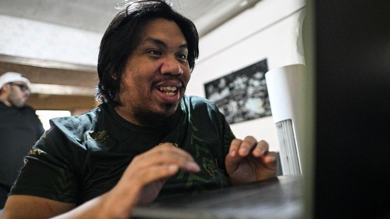Masyarakat di Filipina berbondong-bondong memasang panel surya di atap rumah untuk menghindari beban kenaikan harga listrik yang tinggi. (REUTERS/Noel Celis)