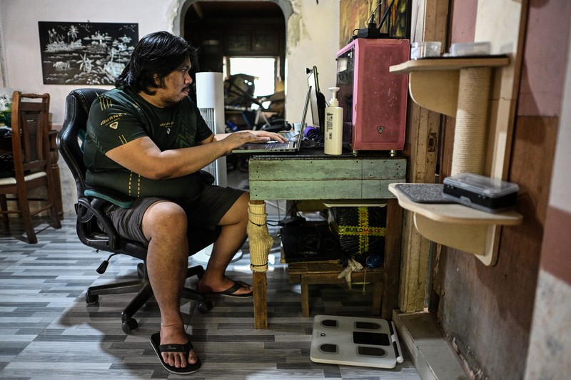 Masyarakat di Filipina berbondong-bondong memasang panel surya di atap rumah untuk menghindari beban kenaikan harga listrik yang tinggi. (REUTERS/Noel Celis)