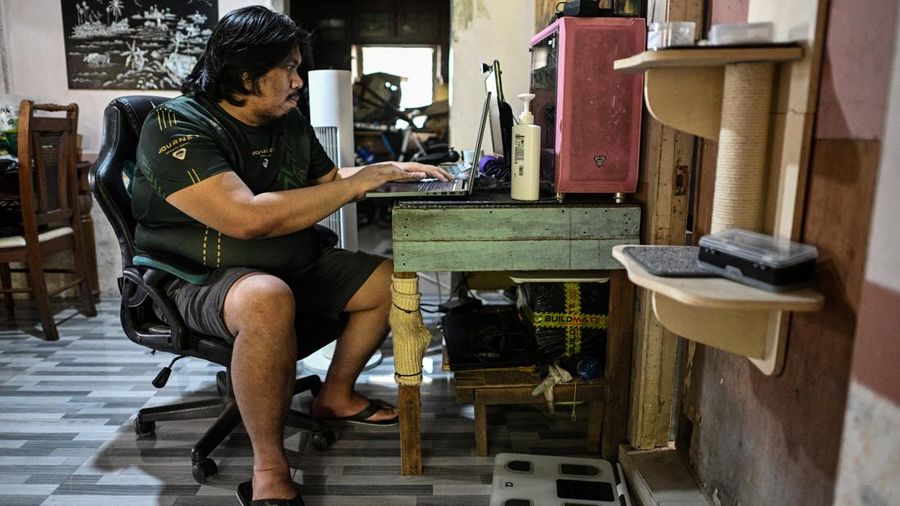 Masyarakat di Filipina berbondong-bondong memasang panel surya di atap rumah untuk menghindari beban kenaikan harga listrik yang tinggi. (REUTERS/Noel Celis)