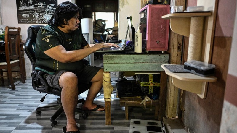 Masyarakat di Filipina berbondong-bondong memasang panel surya di atap rumah untuk menghindari beban kenaikan harga listrik yang tinggi. (REUTERS/Noel Celis)