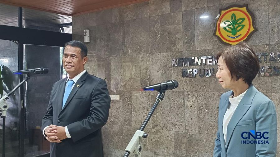 Menteri Pertanian (Mentan) RI, Amran Sulaiman bersama Menteri Keberlanjutan dan Lingkungan Hidup Singapura Grace Fu Hai Yien saat konferensi pers di kantor Kementan, Jakarta, Senin (29/6/2026). (CNBC Indonesia/Martyasari Rizky)