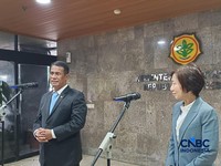 Menteri Pertanian (Mentan) RI, Amran Sulaiman bersama Menteri Keberlanjutan dan Lingkungan Hidup Singapura Grace Fu Hai Yien saat konferensi pers di kantor Kementan, Jakarta, Senin (29/6/2026). (CNBC Indonesia/Martyasari Rizky)