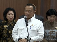 Foto: Menteri Sekretaris Negara Prasetyo Hadi saat menyampaikan keterangan kepada awak media di Gedung Nusantara III, Senayan, Jakarta, Senin (29/6/2026). (Tangkapan Layar Youtube/Sin Po TV)