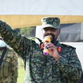 Muhoozi Kainerugaba dari Pasukan Pertahanan Rakyat Uganda (UPDF) berpidato di hadapan para pendukungnya selama resepsi setelah upacara pemberian penghargaan militer di lapangan Bombo di Bombo, Distrik Luweero, Uganda, 10 Oktober 2022. (REUTERS/Abubak