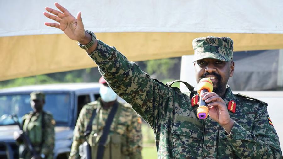 Muhoozi Kainerugaba dari Pasukan Pertahanan Rakyat Uganda (UPDF) berpidato di hadapan para pendukungnya selama resepsi setelah upacara pemberian penghargaan militer di lapangan Bombo di Bombo, Distrik Luweero, Uganda, 10 Oktober 2022. (REUTERS/Abubak