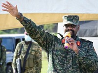 Muhoozi Kainerugaba dari Pasukan Pertahanan Rakyat Uganda (UPDF) berpidato di hadapan para pendukungnya selama resepsi setelah upacara pemberian penghargaan militer di lapangan Bombo di Bombo, Distrik Luweero, Uganda, 10 Oktober 2022. (REUTERS/Abubak