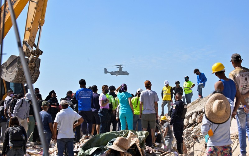 Orang-orang berkumpul saat petugas penyelamat membantu upaya penyelamatan setelah gempa bumi melanda negara itu, di La Guaira, Venezuela, 27 Juni 2026. (REUTERS/Maxwell Briceno)