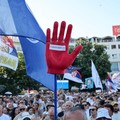 Orang-orang berpartisipasi dalam protes, sebagai bagian dari gerakan anti-pemerintah nasional yang dipicu oleh runtuhnya kanopi stasiun kereta api Novi Sad yang menewaskan banyak orang pada November 2024, menyusul pengumuman pengunduran diri Presiden