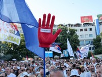 Orang-orang berpartisipasi dalam protes, sebagai bagian dari gerakan anti-pemerintah nasional yang dipicu oleh runtuhnya kanopi stasiun kereta api Novi Sad yang menewaskan banyak orang pada November 2024, menyusul pengumuman pengunduran diri Presiden