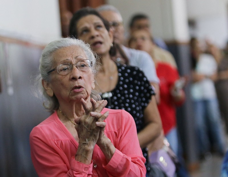 Orang-orang berkumpul saat petugas penyelamat membantu upaya penyelamatan setelah gempa bumi melanda negara itu, di La Guaira, Venezuela, 27 Juni 2026. (REUTERS/Maxwell Briceno)