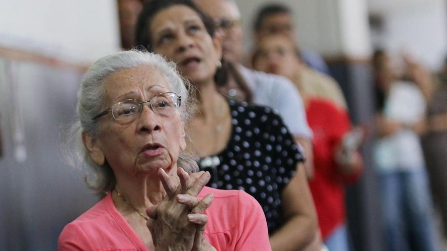 Orang-orang menghadiri misa di gereja Santuario Nuestra Senora de los Dolores selama hari doa nasional untuk para korban dua gempa bumi yang diselenggarakan oleh Konferensi Episkopal di Valencia, Venezuela, 28 Juni 2026.