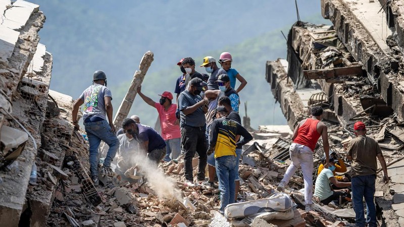 Para sukarelawan dan warga mencari korban selamat di reruntuhan bangunan yang runtuh di Caraballeda, negara bagian La Guaira, Venezuela, pada 28 Juni 2026, setelah gempa bumi.