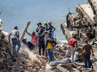 Para sukarelawan dan warga mencari korban selamat di reruntuhan bangunan yang runtuh di Caraballeda, negara bagian La Guaira, Venezuela, pada 28 Juni 2026, setelah gempa bumi. (MIGUEL MEDINA/Pool via REUTERS)