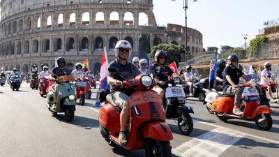 Parade Vespa Meriahkan Perayaan 80 Tahun Skuter Ikonik di Roma