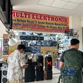 Pedagang elektronik di Glodok sepi pembeli. (CNBC Indonesia/Elga Nurmutia)