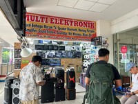 Pedagang elektronik di Glodok sepi pembeli. (CNBC Indonesia/Elga Nurmutia)