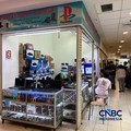Pedagang elektronik di Glodok sepi pembeli. (CNBC Indonesia/Elga Nurmutia)