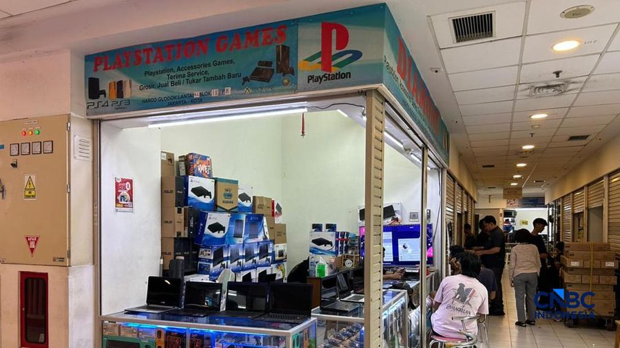 Pedagang elektronik di Glodok sepi pembeli. (CNBC Indonesia/Elga Nurmutia)
