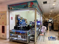 Pedagang elektronik di Glodok sepi pembeli. (CNBC Indonesia/Elga Nurmutia)