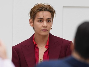 Video: V BTS Ungkap Kondisi Salah Satu Telinganya