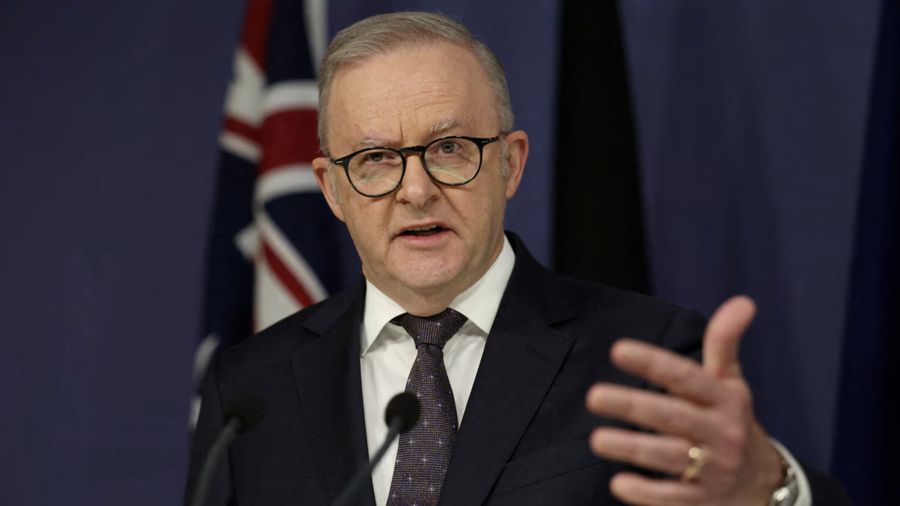 Perdana Menteri Australia Anthony Albanese memberi isyarat saat konferensi pers di Sydney, Australia, 18 Juni 2026. REUTERS/Hollie Adams/File Photo