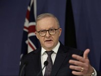 Perdana Menteri Australia Anthony Albanese memberi isyarat saat konferensi pers di Sydney, Australia, 18 Juni 2026. REUTERS/Hollie Adams/File Photo