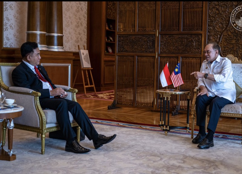 Perdana Menteri Malaysia Anwar Ibrahiam dan Menteri Koordinator Bidang Hukum, Hak Asasi Manusia, Imigrasi, dan Pemasyarakatan Republik Indonesia Prof Dr Yusril Ihza Mahendra. (Instagram/anwaribrahim_my)
