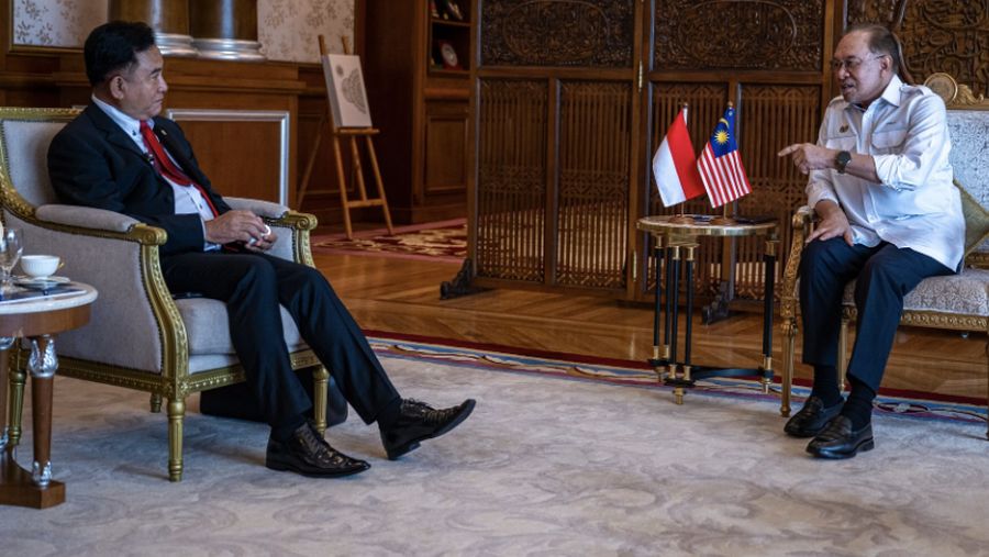 Perdana Menteri Malaysia Anwar Ibrahiam bertemu dengan Menteri Koordinator Bidang Hukum, Hak Asasi Manusia, Imigrasi, dan Pemasyarakatan Republik Indonesia Prof Dr Yusril Ihza Mahendra. (Instagram/anwaribrahim_my)