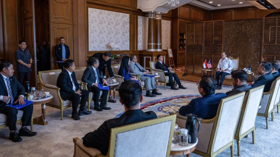 Perdana Menteri Malaysia Anwar Ibrahiam bertemu dengan Menteri Koordinator Bidang Hukum, Hak Asasi Manusia, Imigrasi, dan Pemasyarakatan Republik Indonesia Prof Dr Yusril Ihza Mahendra. (Instagram/anwaribrahim_my)