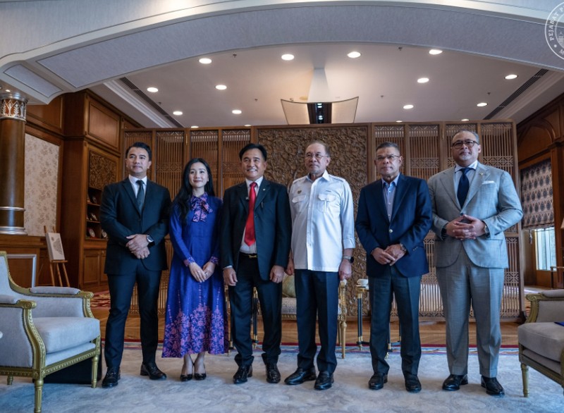 Perdana Menteri Malaysia Anwar Ibrahiam dan Menteri Koordinator Bidang Hukum, Hak Asasi Manusia, Imigrasi, dan Pemasyarakatan Republik Indonesia Prof Dr Yusril Ihza Mahendra. (Instagram/anwaribrahim_my)