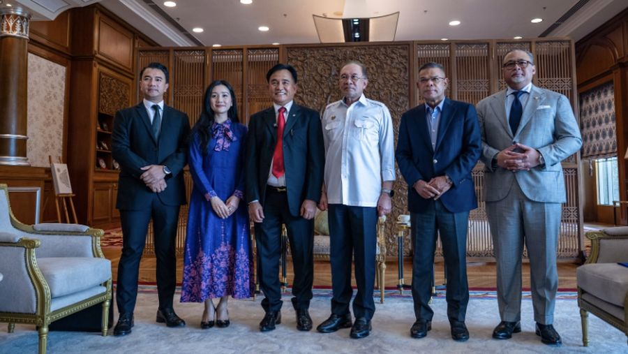 Perdana Menteri Malaysia Anwar Ibrahiam bertemu dengan Menteri Koordinator Bidang Hukum, Hak Asasi Manusia, Imigrasi, dan Pemasyarakatan Republik Indonesia Prof Dr Yusril Ihza Mahendra. (Instagram/anwaribrahim_my)