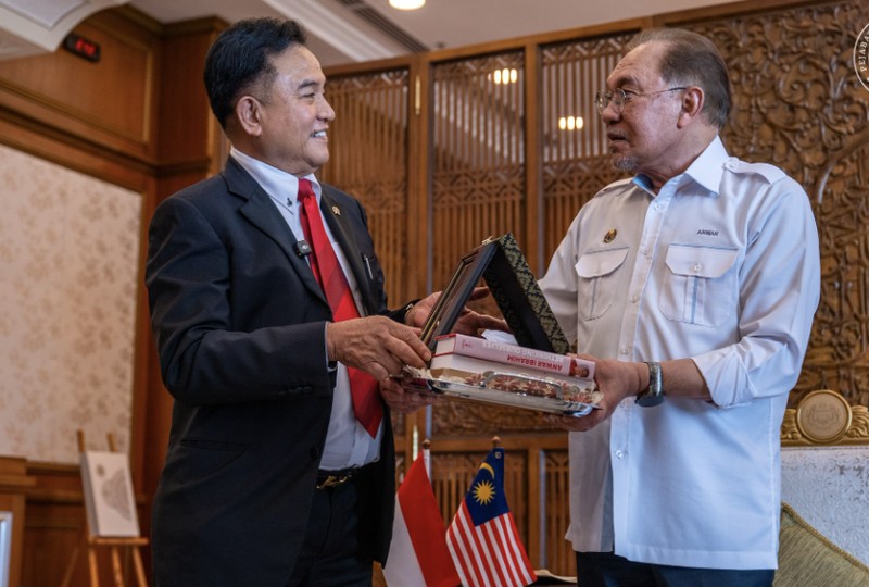 Perdana Menteri Malaysia Anwar Ibrahiam dan Menteri Koordinator Bidang Hukum, Hak Asasi Manusia, Imigrasi, dan Pemasyarakatan Republik Indonesia Prof Dr Yusril Ihza Mahendra. (Instagram/anwaribrahim_my)