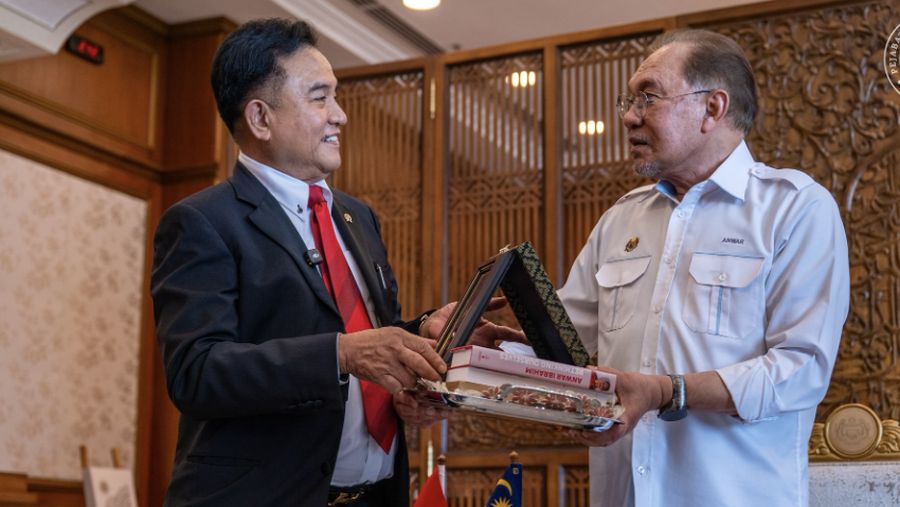Foto: Perdana Menteri Malaysia Anwar Ibrahim menerima kunjungan Menteri Koordinator Bidang Hukum, Hak Asasi Manusia, Imigrasi, dan Pemasyarakatan Indonesia Yusril Ihza Mahendra di kantor PM Malaysia, Putrajaya, Senin (29/6/2026). (Dokumentasi Instagr