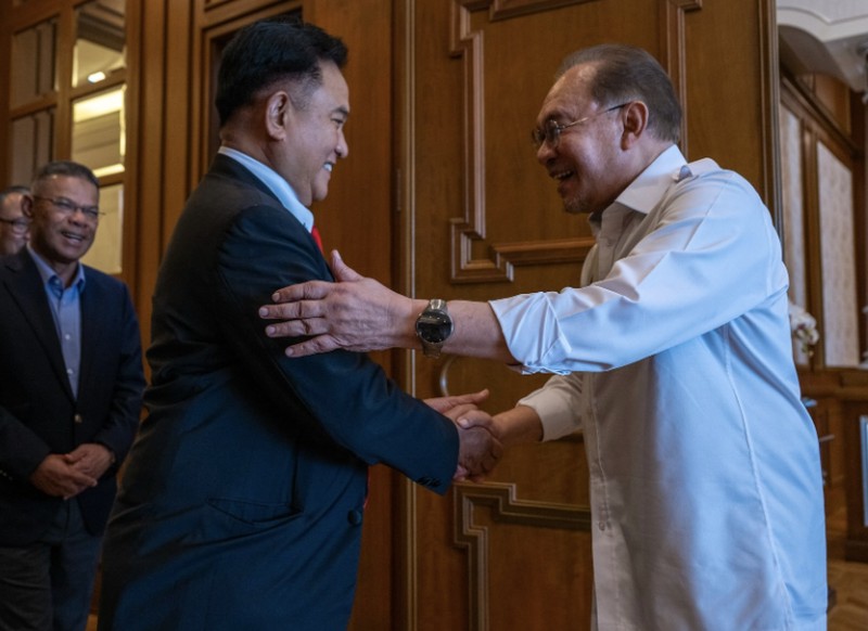 Perdana Menteri Malaysia Anwar Ibrahiam dan Menteri Koordinator Bidang Hukum, Hak Asasi Manusia, Imigrasi, dan Pemasyarakatan Republik Indonesia Prof Dr Yusril Ihza Mahendra. (Instagram/anwaribrahim_my)
