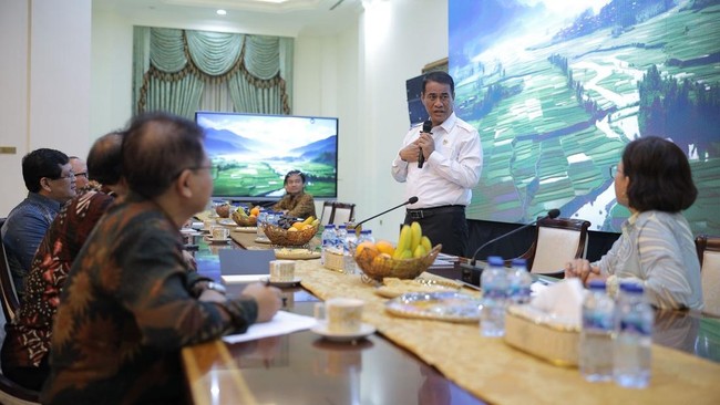 Mentan Amran Minta UGM Kembangkan Semen Beku