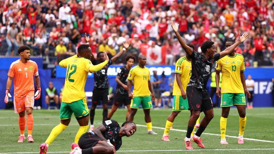 Richie Laryea dan Jonathan David bereaksi dalam pertandingan babak 32 besar Piala Dunia FIFA 2026 antara Afrika Selatan dan Kanada di Los Angeles Stadium, Inglewood, California, Amerika Serikat, Minggu (28/6/2026).