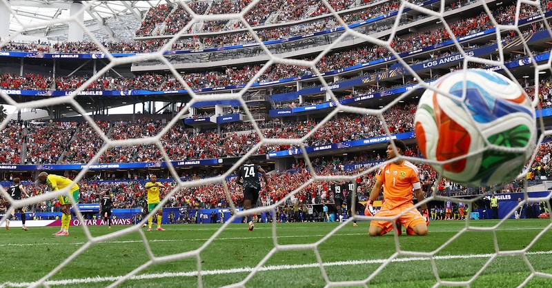 Stephen Eust&aacute;quio merayakan gol pertama Kanada dalam pertandingan babak 32 besar Piala Dunia FIFA 2026 antara Afrika Selatan dan Kanada di Los Angeles Stadium, Inglewood, California, Amerika Serikat, Minggu (28/6/2026). (REUTERS/Matthew Childs)