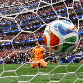 Ronwen Williams bereaksi setelah kebobolan gol pertama yang dicetak Stephen Eustáquio dalam pertandingan babak 32 besar Piala Dunia FIFA 2026 antara Afrika Selatan dan Kanada di Los Angeles Stadium, Inglewood, California, Amerika Serikat, Minggu (28