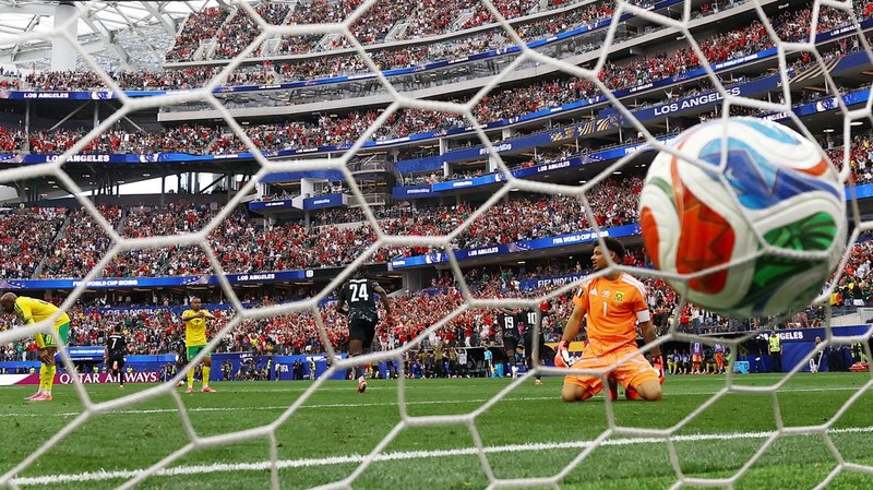 Ronwen Williams bereaksi setelah kebobolan gol pertama yang dicetak Stephen Eustáquio dalam pertandingan babak 32 besar Piala Dunia FIFA 2026 antara Afrika Selatan dan Kanada di Los Angeles Stadium, Inglewood, California, Amerika Serikat, Minggu (28/6/2026).