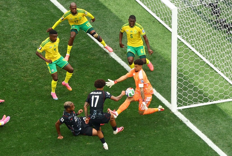 Stephen Eust&aacute;quio merayakan gol pertama Kanada dalam pertandingan babak 32 besar Piala Dunia FIFA 2026 antara Afrika Selatan dan Kanada di Los Angeles Stadium, Inglewood, California, Amerika Serikat, Minggu (28/6/2026). (REUTERS/Matthew Childs)