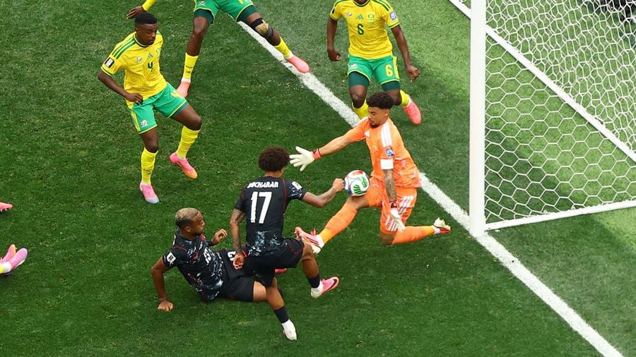 Ronwen Williams melakukan penyelamatan atas tembakan Tajon Buchanan dalam pertandingan babak 32 besar Piala Dunia FIFA 2026 antara Afrika Selatan dan Kanada di Los Angeles Stadium, Inglewood, California, Amerika Serikat, Minggu (28/6/2026).