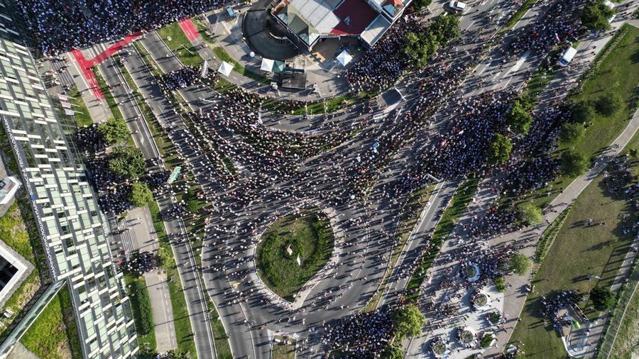 Sebuah tayangan drone menunjukkan para demonstran yang menghadiri protes yang dipimpin mahasiswa yang berupaya mempertahankan momentum gerakan anti-pemerintah nasional yang muncul setelah runtuhnya kanopi stasiun kereta api Novi Sad yang menewaskan banyak orang pada November 2024, di Novi Sad, Serbia, 20 Juni 2026.