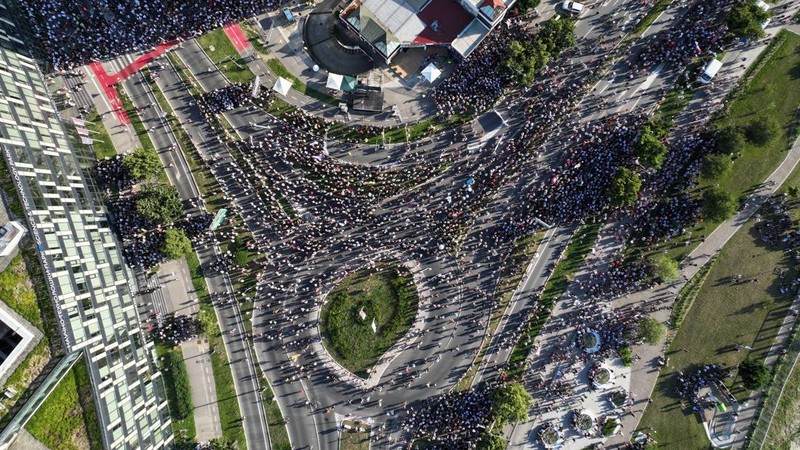 Sebuah tayangan drone menunjukkan para demonstran yang menghadiri protes yang dipimpin mahasiswa yang berupaya mempertahankan momentum gerakan anti-pemerintah nasional yang muncul setelah runtuhnya kanopi stasiun kereta api Novi Sad yang menewaskan banyak orang pada November 2024, di Novi Sad, Serbia, 20 Juni 2026.